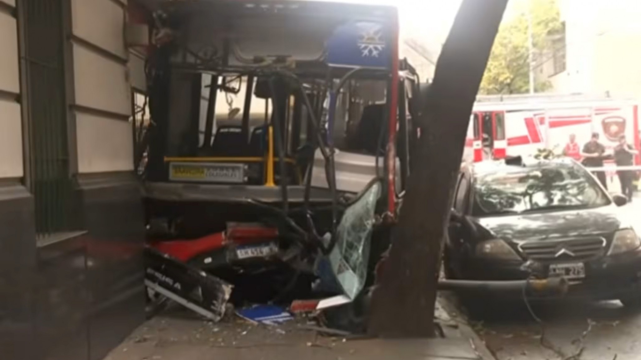 Choque en Constitución: un colectivo y un patrullero se incrustaron en una pizzería y dejaron varios heridos