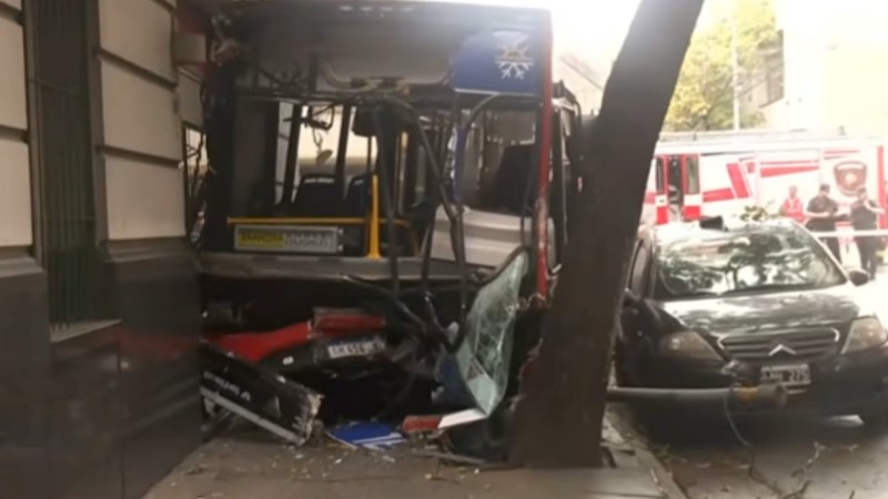 Choque en Constitución: un colectivo y un patrullero se incrustaron en una pizzería y dejaron varios heridos