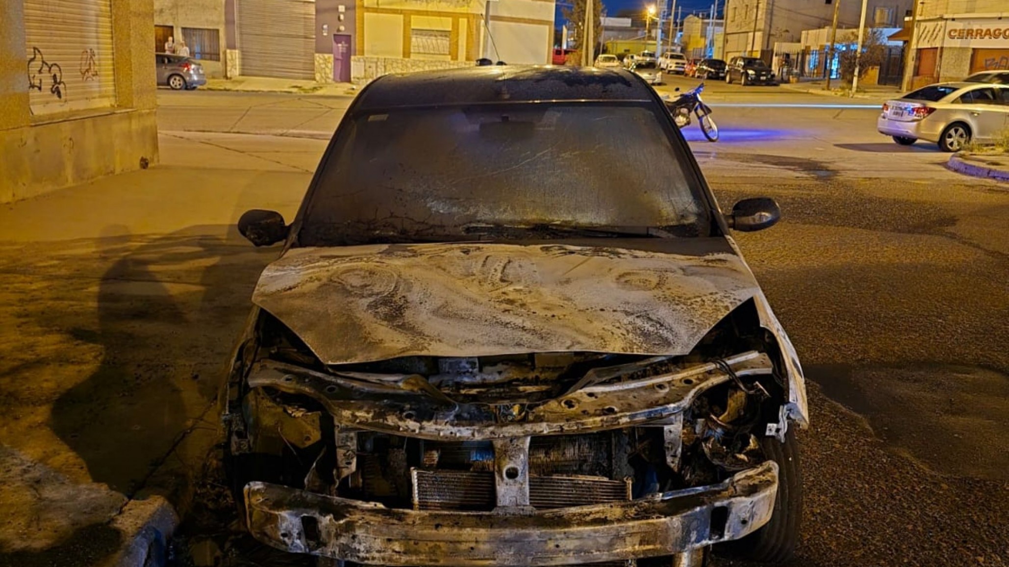 Investigan incendio de un auto en Comodoro: sospechan que fue intencional