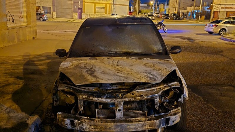 Investigan incendio de un auto en Comodoro: sospechan que fue intencional