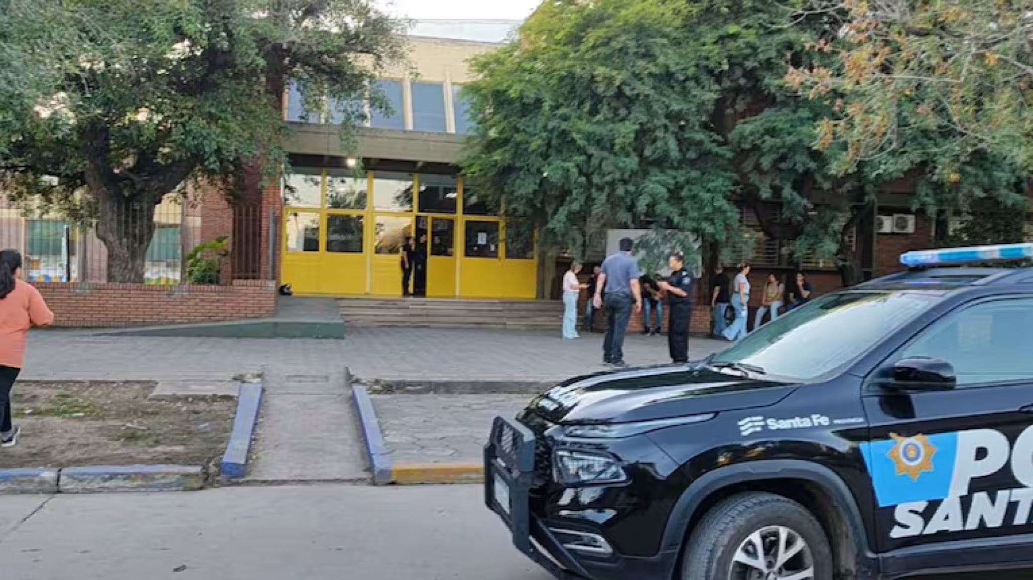 "Me apuntó, pero no llegó a gatillar": habló el portero que desarmó al alumno en Santa Fe
