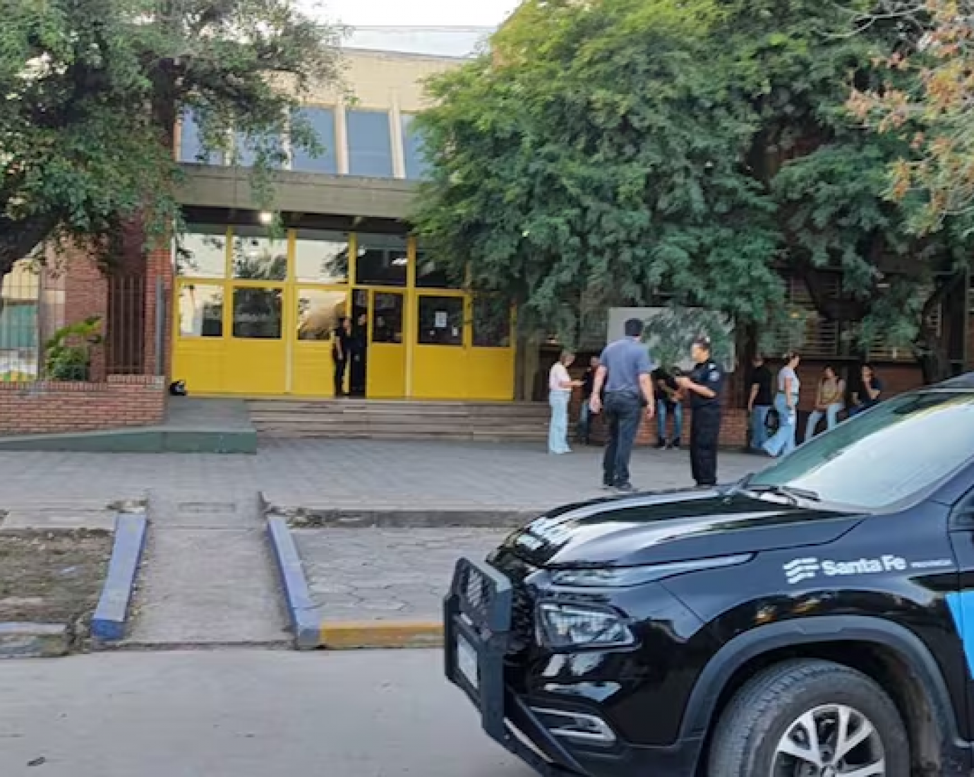 "Me apuntó, pero no llegó a gatillar": habló el portero que desarmó al alumno en Santa Fe