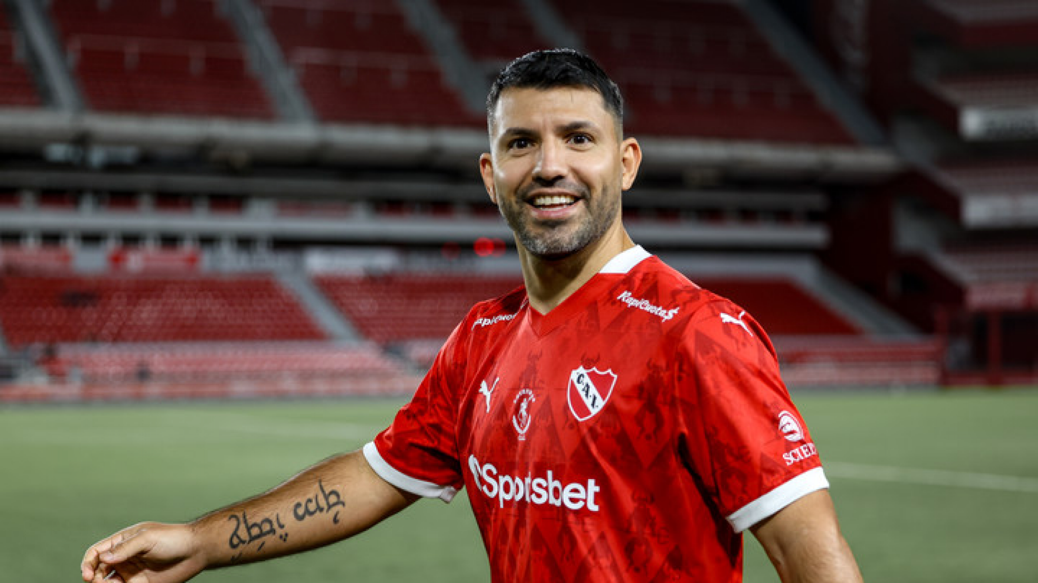 Sergio Agüero sufrió una grave lesión en el fútbol Senior y deberá ser operado