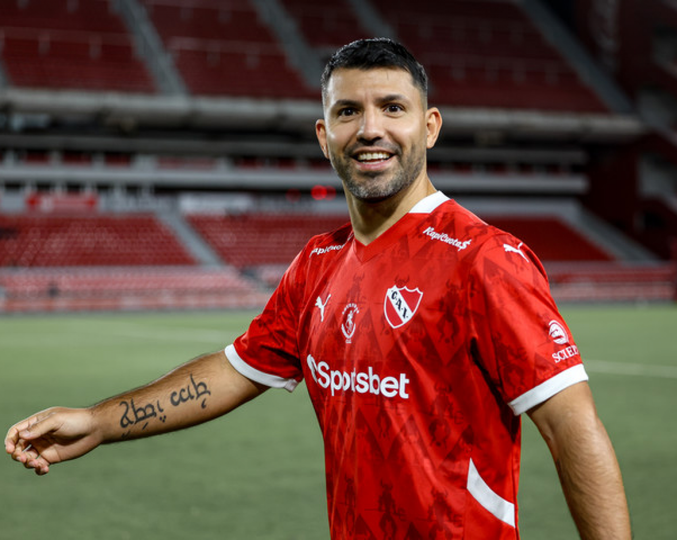 Sergio Agüero sufrió una grave lesión en el fútbol Senior y deberá ser operado