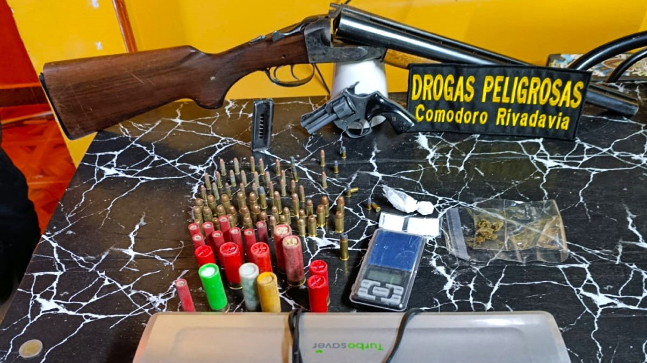 Cuatro imputados tras allanamientos en Comodoro: secuestraron droga, armas y municiones
