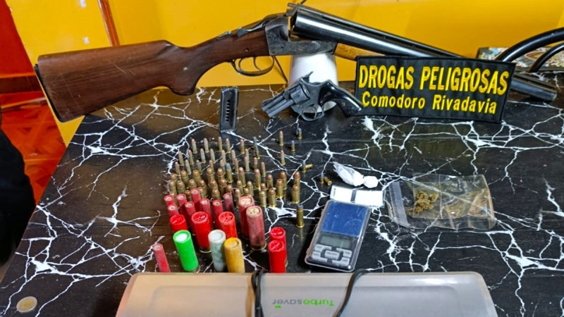 Cuatro imputados tras allanamientos en Comodoro: secuestraron droga, armas y municiones