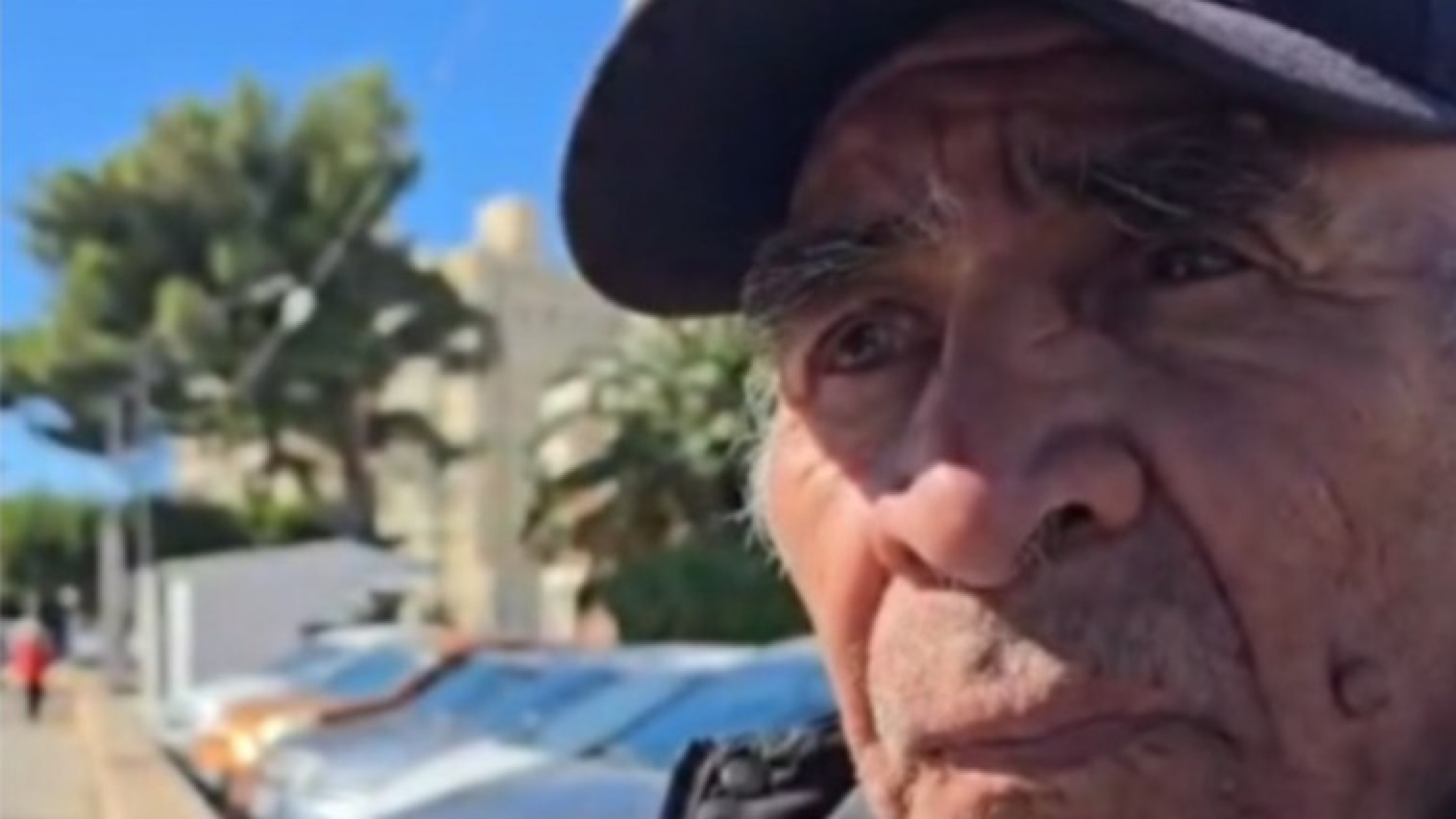 "Me pegaron y me tuve que ir": denuncia que lo echaron de una iglesia y hoy duerme en la calle