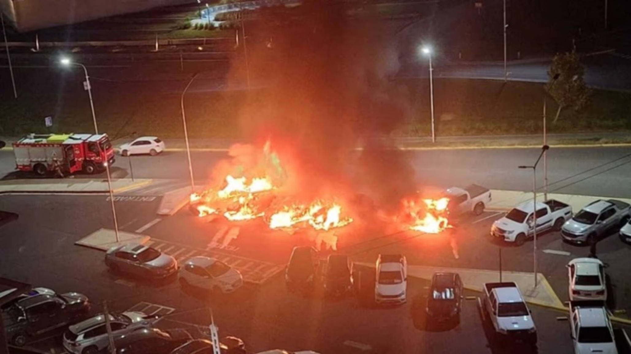 Escándalo en Neuquén: un joven herido y seis autos de alta gama calcinados en un presunto ataque por infidelidad