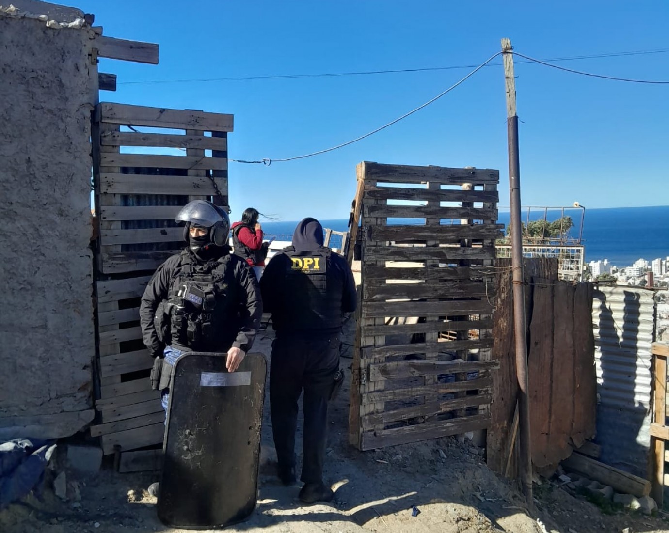 Allanamientos por robo armado en un comercio: identificaron a los sospechosos