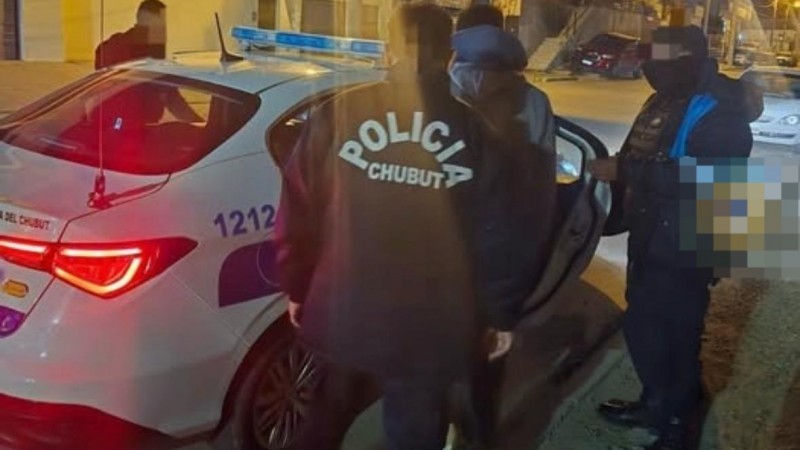 Robaban materiales de un predio y fueron detenidos por la policía