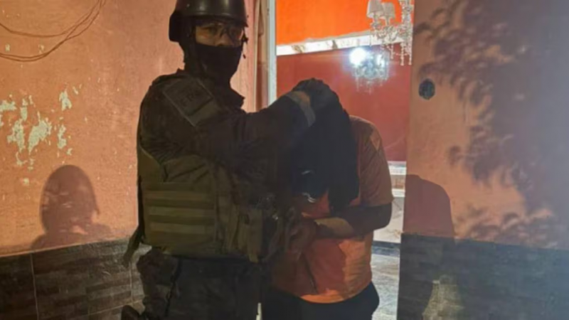 Una mujer murió tras ingerir cocaína para ocultarla durante un allanamiento