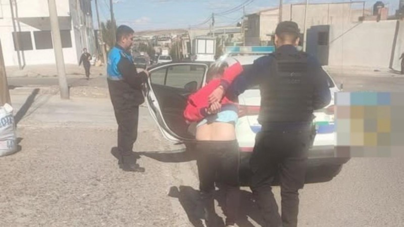 Vecinos retuvieron a un hombre luego de robar huevos de Pascua en un comercio