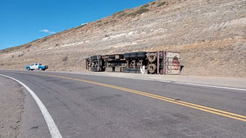Vuelco de camión cerca de un paso fronterizo en Chubut: qué se sabe del accidente en pleno fin de semana largo