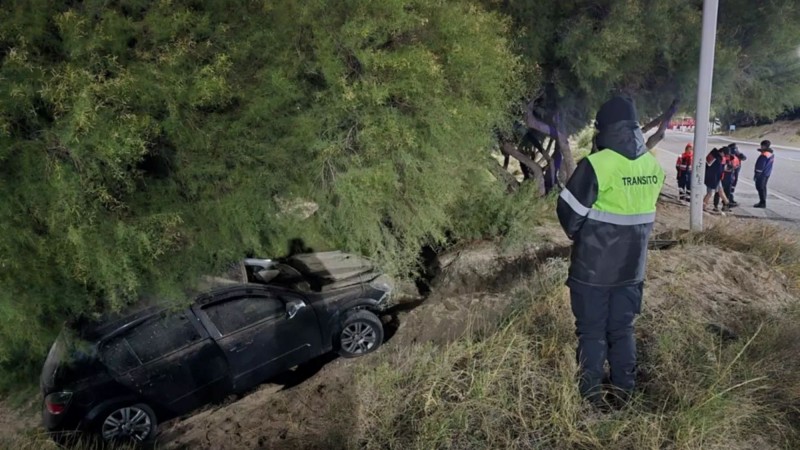 Puerto Madryn: adolescentes a alta velocidad chocaron en la Curva del Indio y terminaron entre los tamariscos