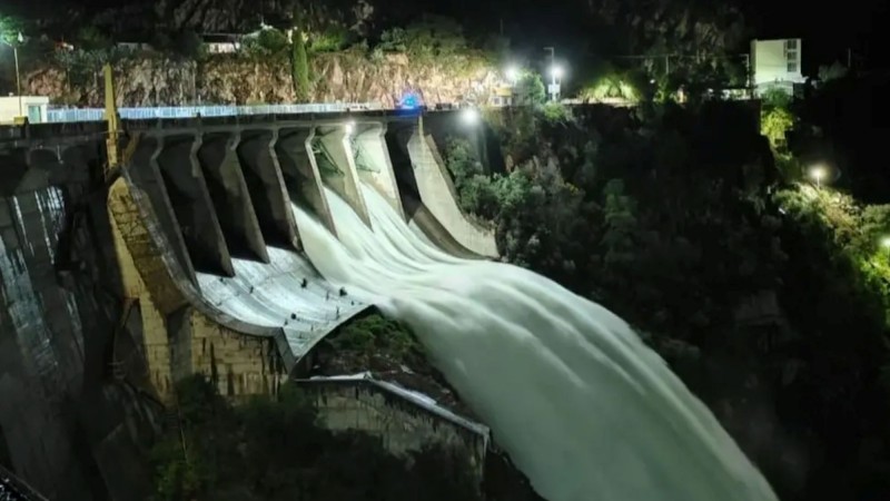Alerta en Villa Dolores: creció el río Los Sauces y evacuaron a familias por el temporal