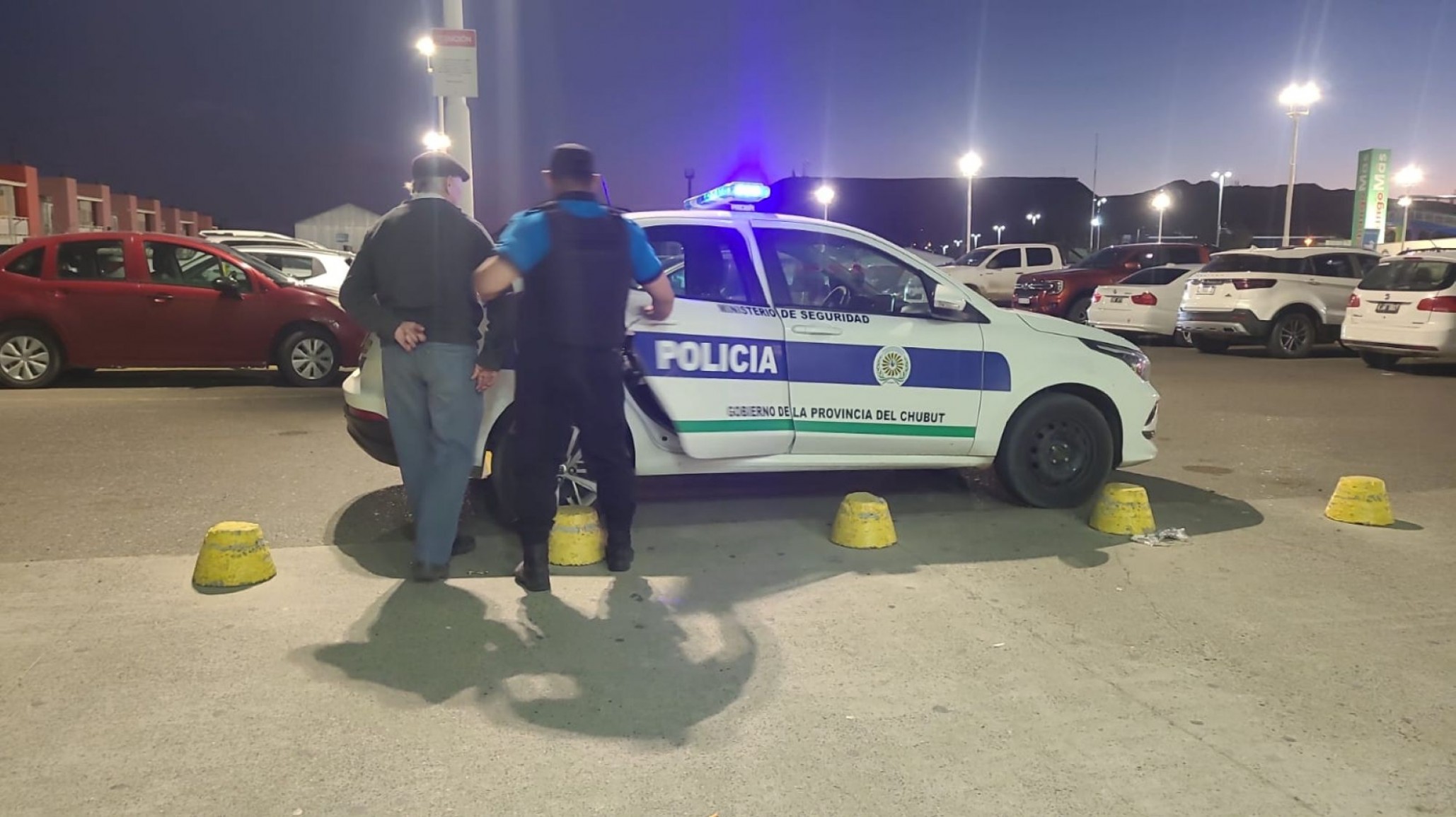 Intentó robar una botella de whisky en un supermercado y fue demorado: el acusado tiene 82 años