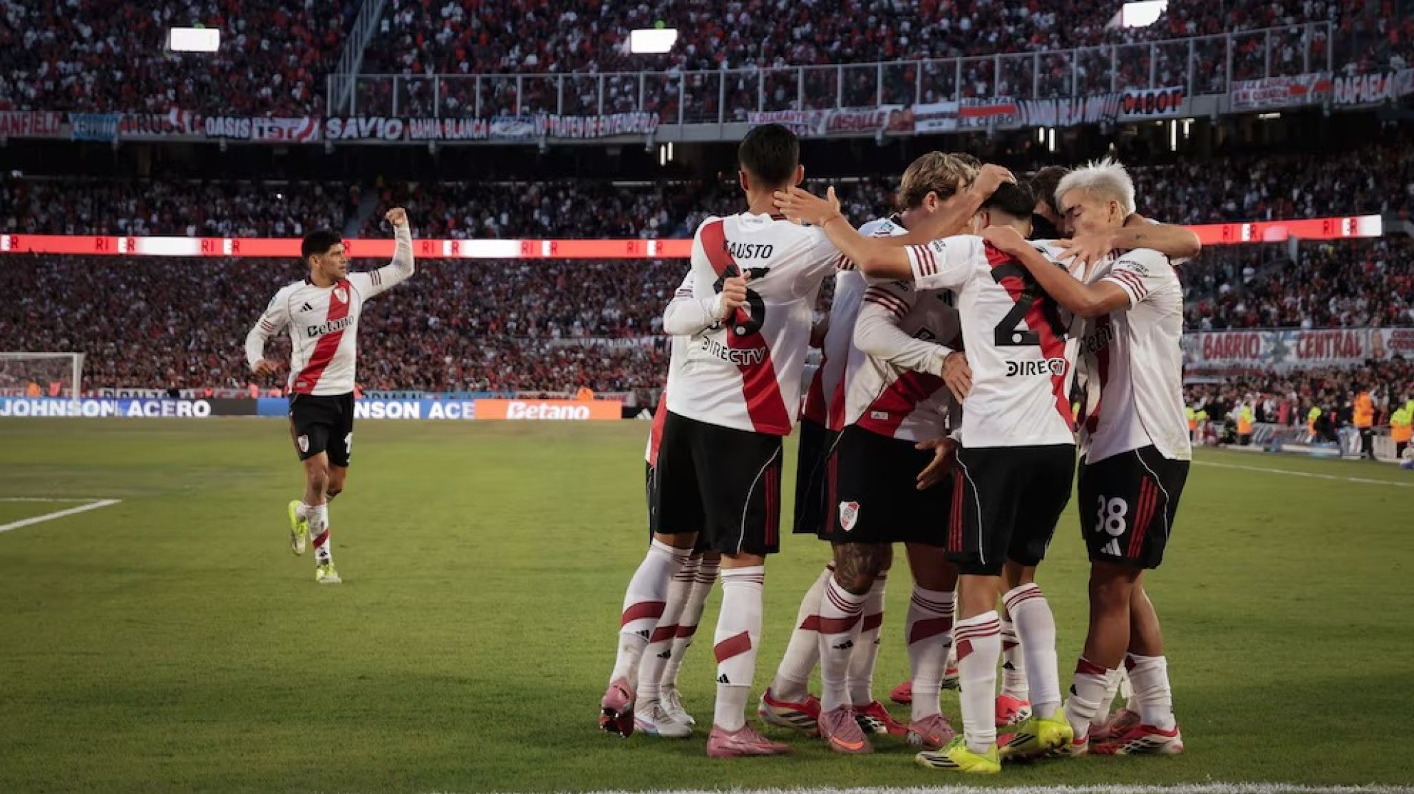 River goleó 3-0 a Belgrano, sumó su cuarto triunfo al hilo y se prende arriba