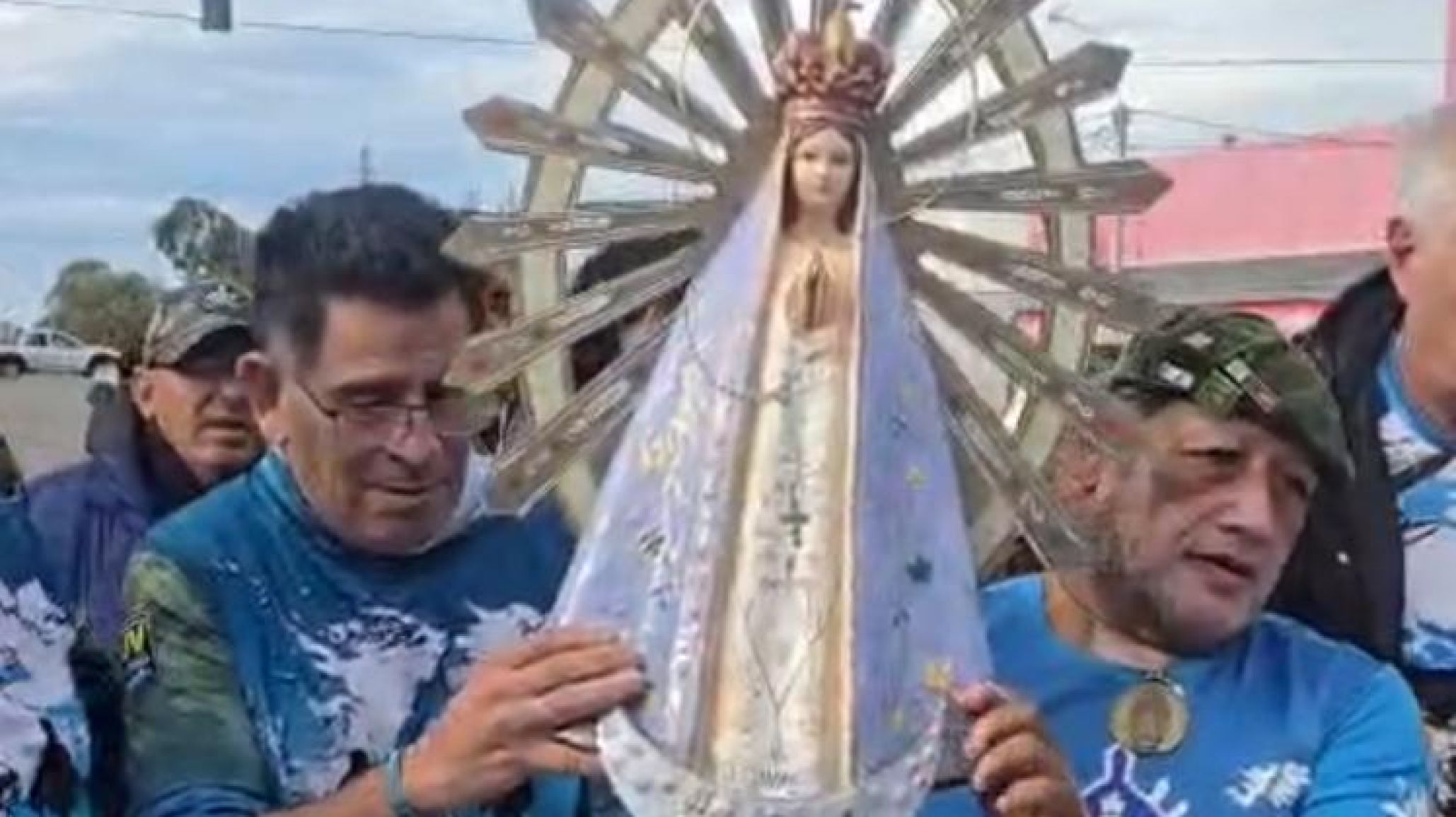 "Le rezábamos en Malvinas": la emoción por la visita de la Virgen de Luján a Comodoro
