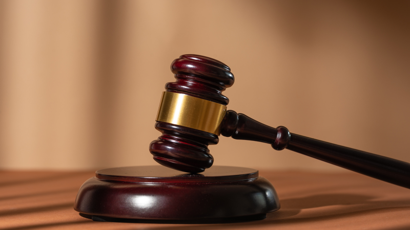 Ordenan a un hombre indemnizar a su ex por vivir solo en la casa tras la separación