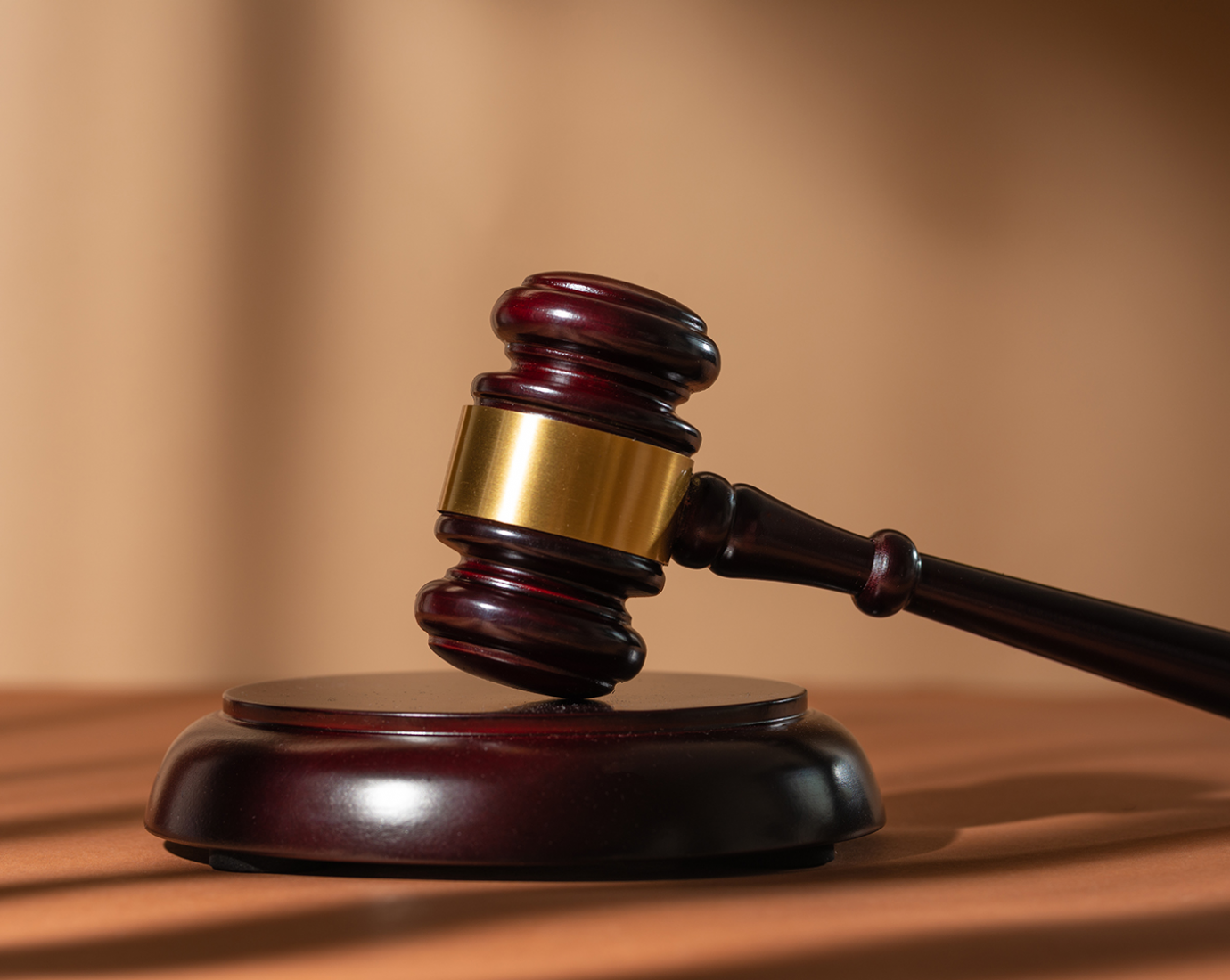 Ordenan a un hombre indemnizar a su ex por vivir solo en la casa tras la separación