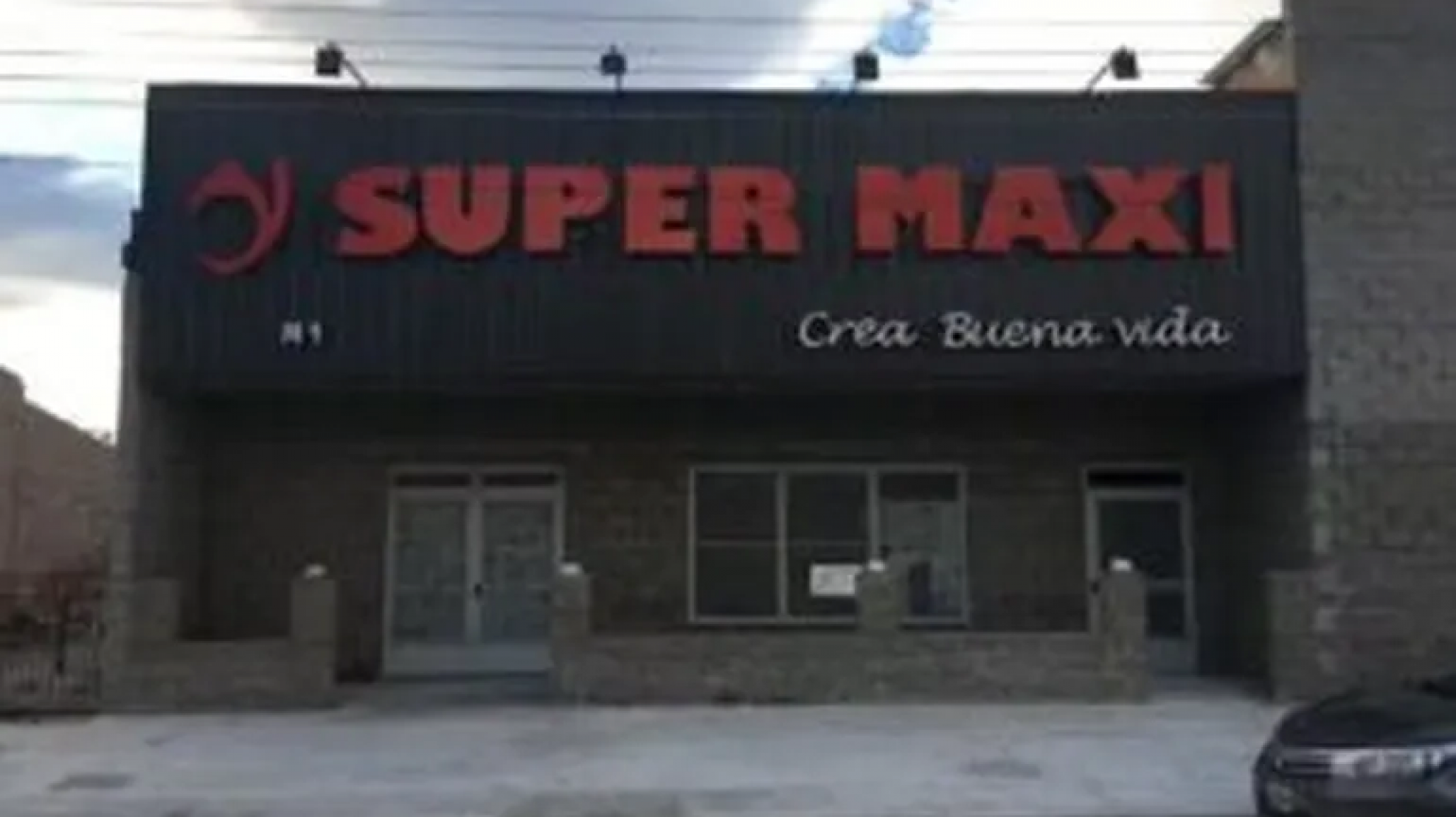 Investigan a una joven por golpear a una mujer en la vereda de un supermercado