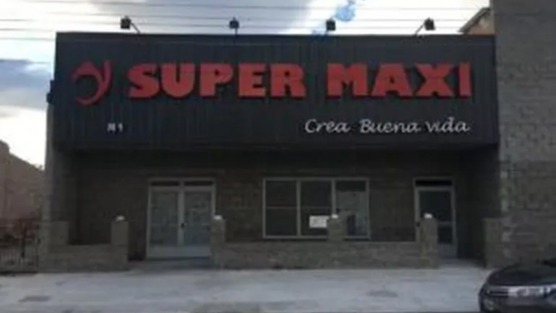 Investigan a una joven por golpear a una mujer en la vereda de un supermercado