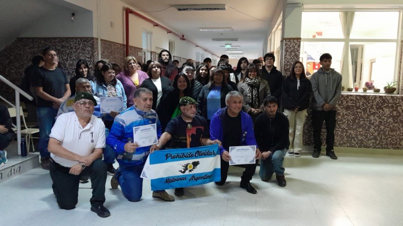 Muestra con excombatientes en la EPJA 754: "Para nosotros no termina el 2 de abril"