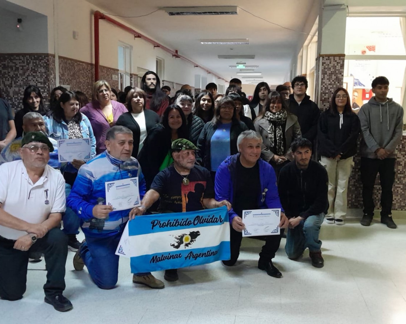 Muestra con excombatientes en la EPJA 754: "Para nosotros no termina el 2 de abril"