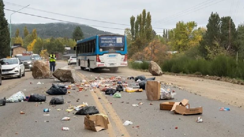 Ruta 40: Se desprendieron rocas de 300 kilos y aplastaron un camioneta municipal