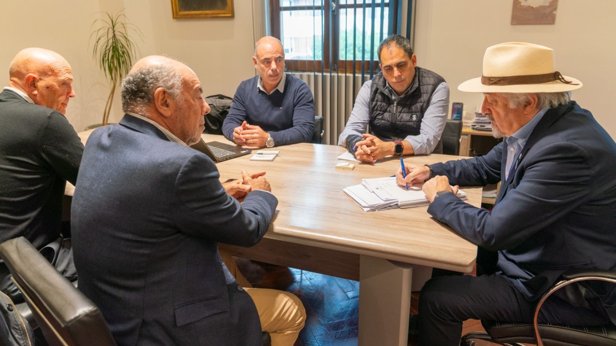 Del petr髄eo al salm髇: presentaron un ambicioso proyecto para criar salm髇 en Comodoro y apuntan a 5.000 toneladas
