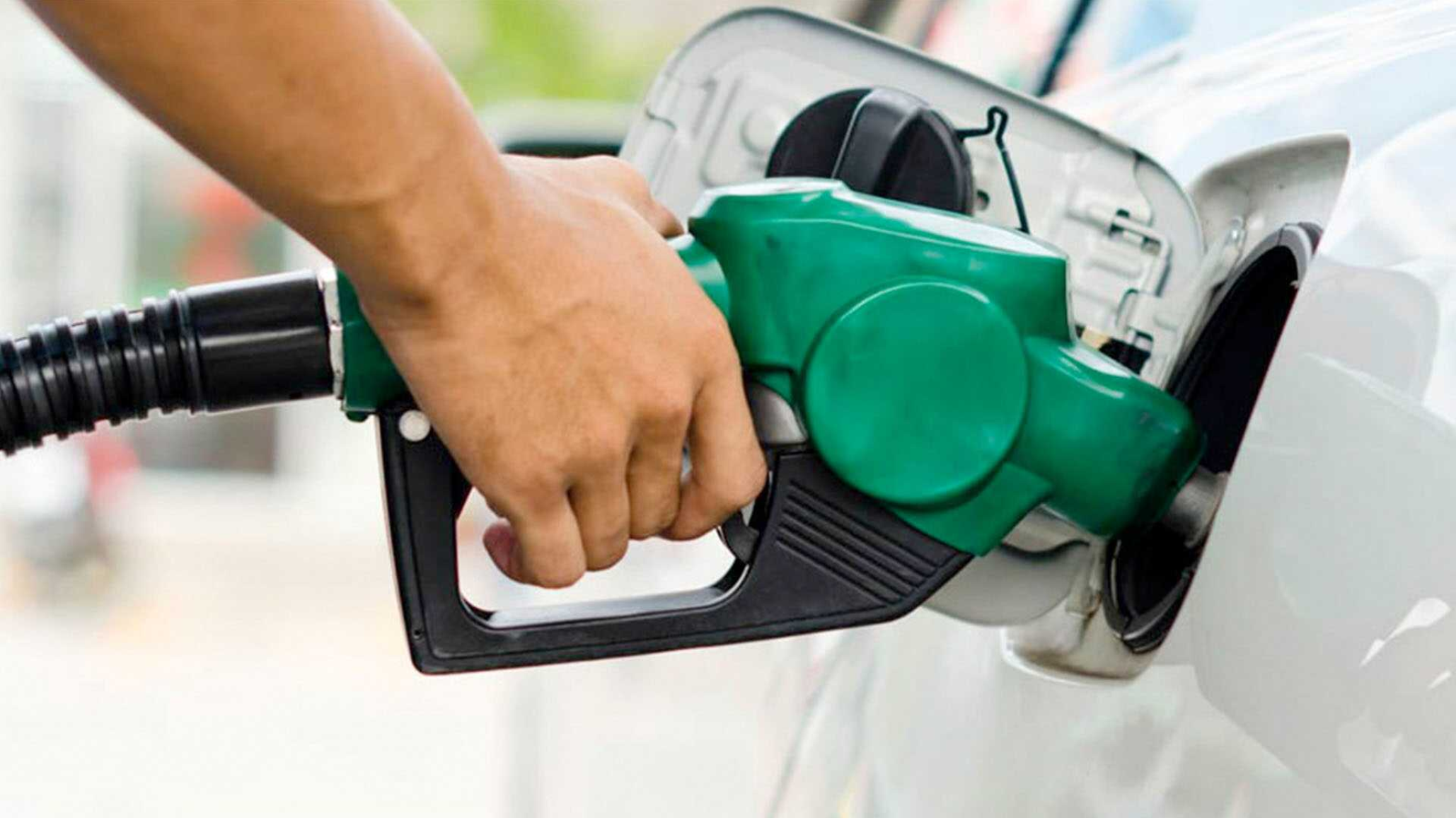 El precio del petróleo se derrumbó tras la tregua entre Trump e Irán: ¿bajará la nafta?