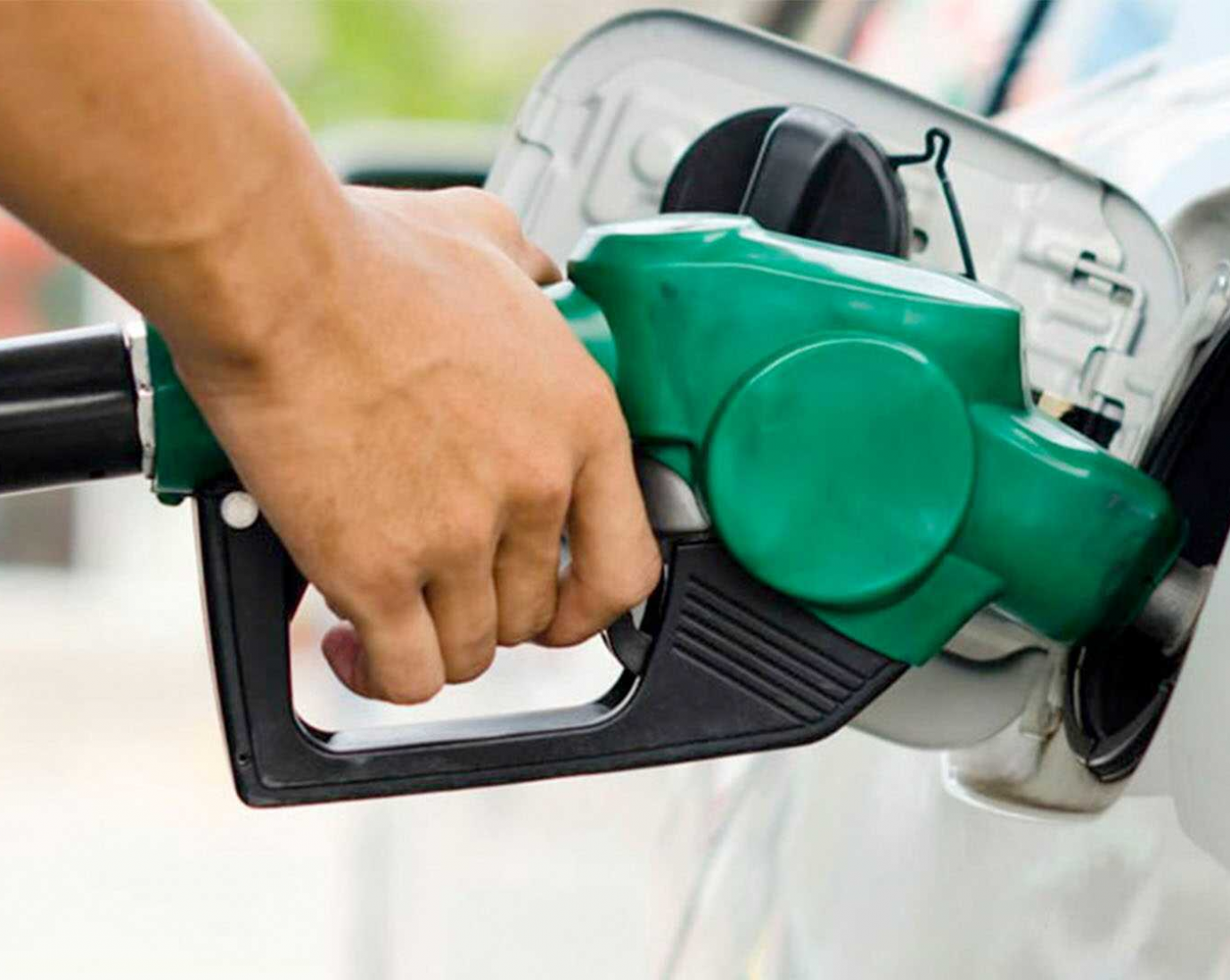 El precio del petróleo se derrumbó tras la tregua entre Trump e Irán: ¿bajará la nafta?