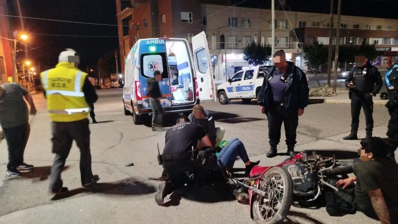 Accidente en Av. Rivadavia: un motociclista intentó evadir un control y atropelló a una joven