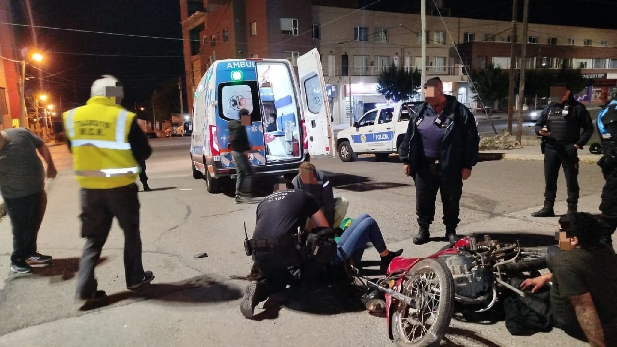 Comodoro: intentó escapar de un control, atropelló a una joven y terminó hospitalizado
