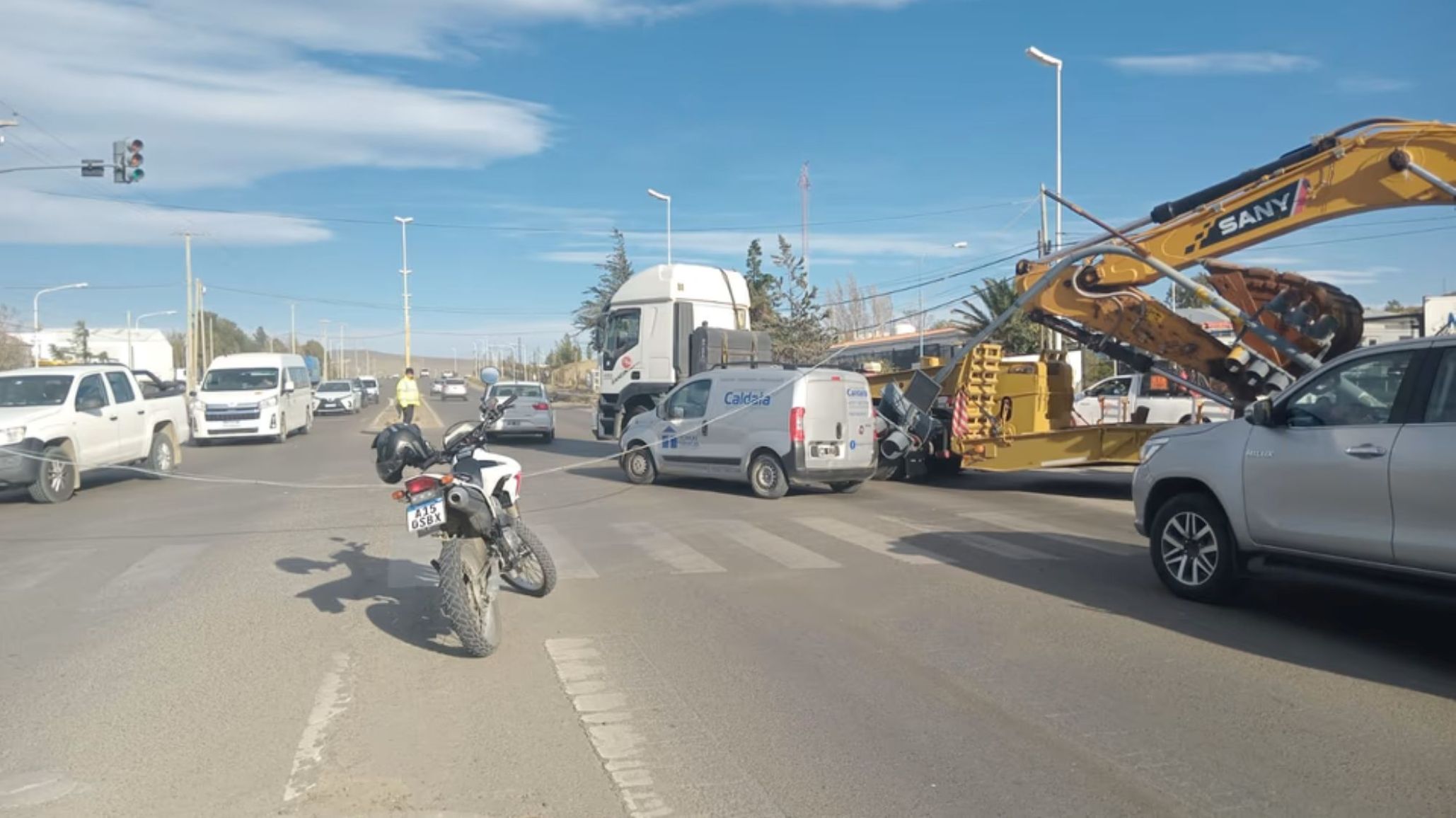 Un camión derribó un semáforo en avenida Yrigoyen al intentar esquivar baches
