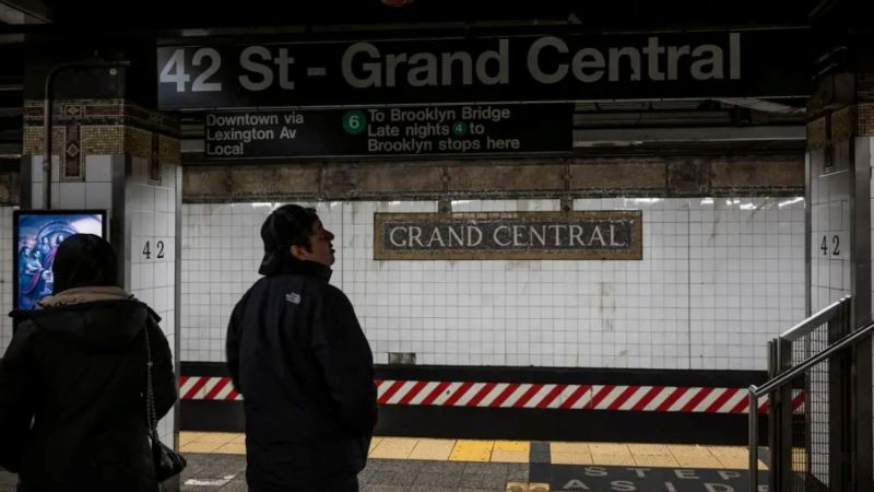 Ataque en el subte de Nueva York: un hombre apuñaló a varias personas y generó pánico en plena hora pico