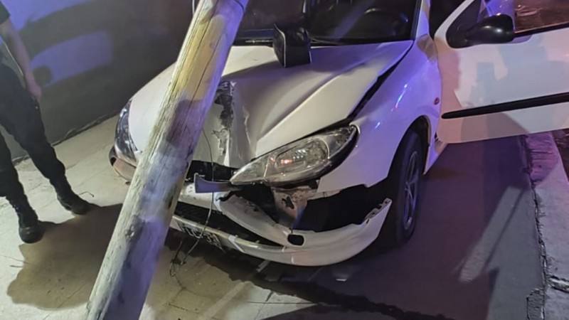 Fuerte choque en Comodoro Rivadavia: un auto terminó contra un poste de luz en barrio San Cayetano