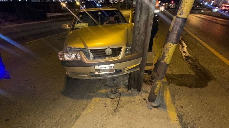 Otro choque con un poste de luz en Comodoro: la conductora aseguró que falló la dirección del auto