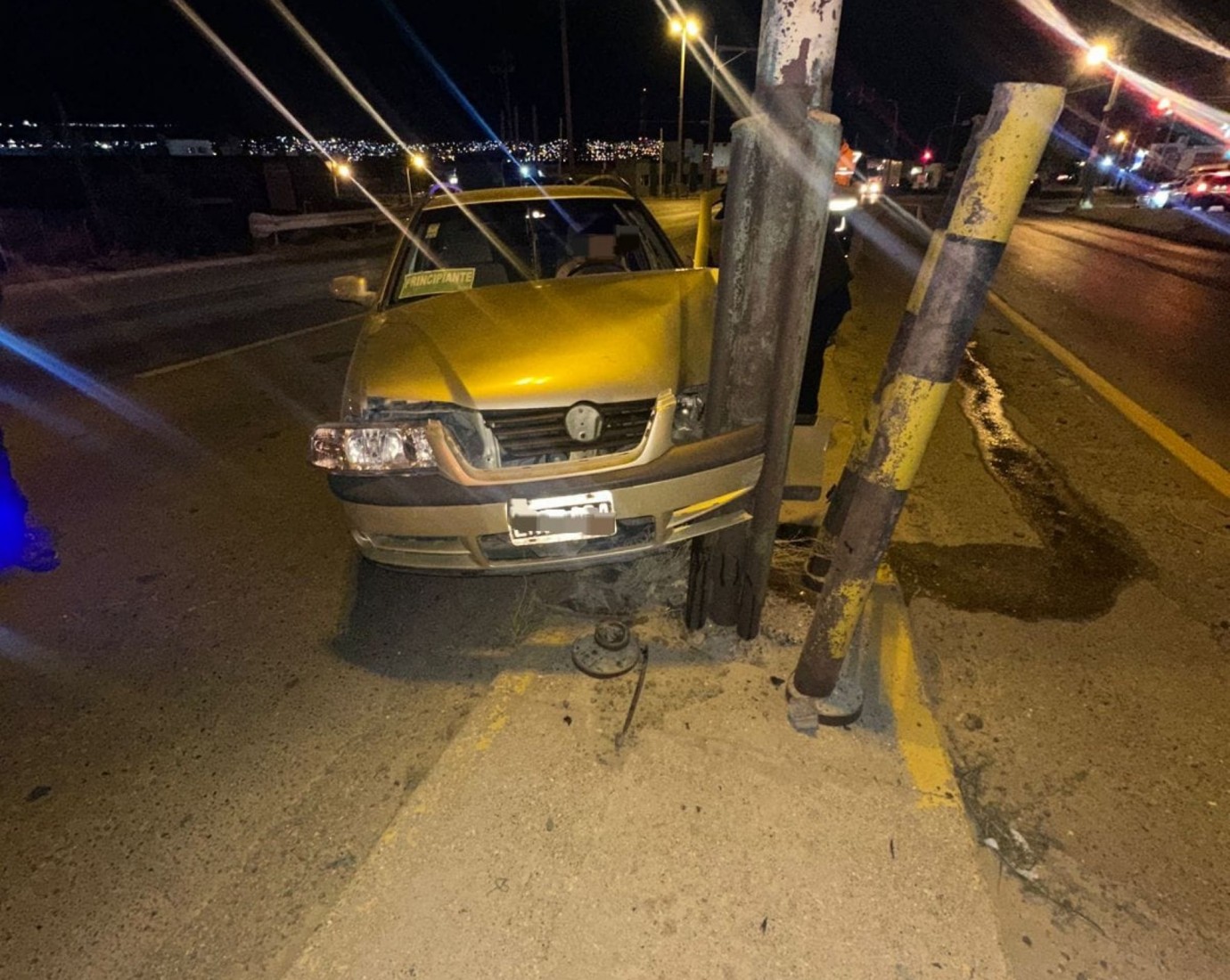 Otro choque con un poste de luz en Comodoro: la conductora aseguró que falló la dirección del auto