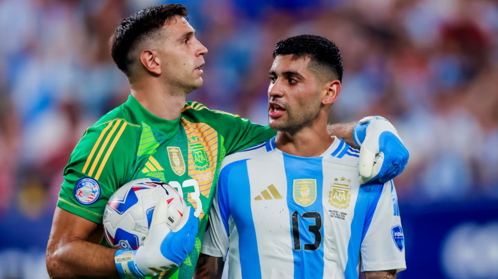 Preocupaci髇 en la Selecci髇: Dibu Mart韓ez y Cuti Romero se lesionaron a dos meses del Mundial
