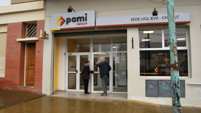 Jubilados se movilizan en Comodoro contra el "vaciamiento" del PAMI