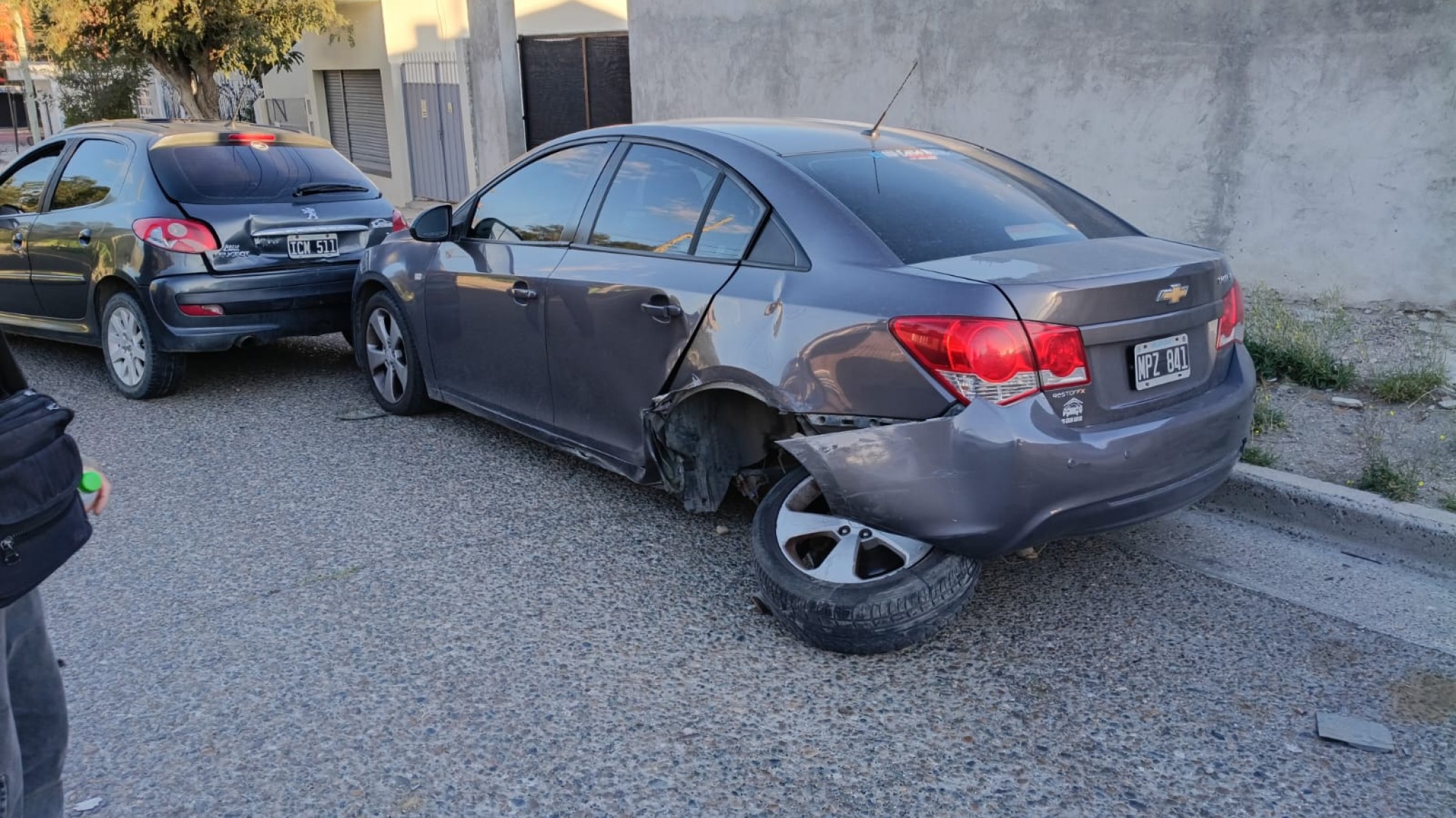 Accidente en Km 3: manejaba sin documentación y chocó un auto estacionado