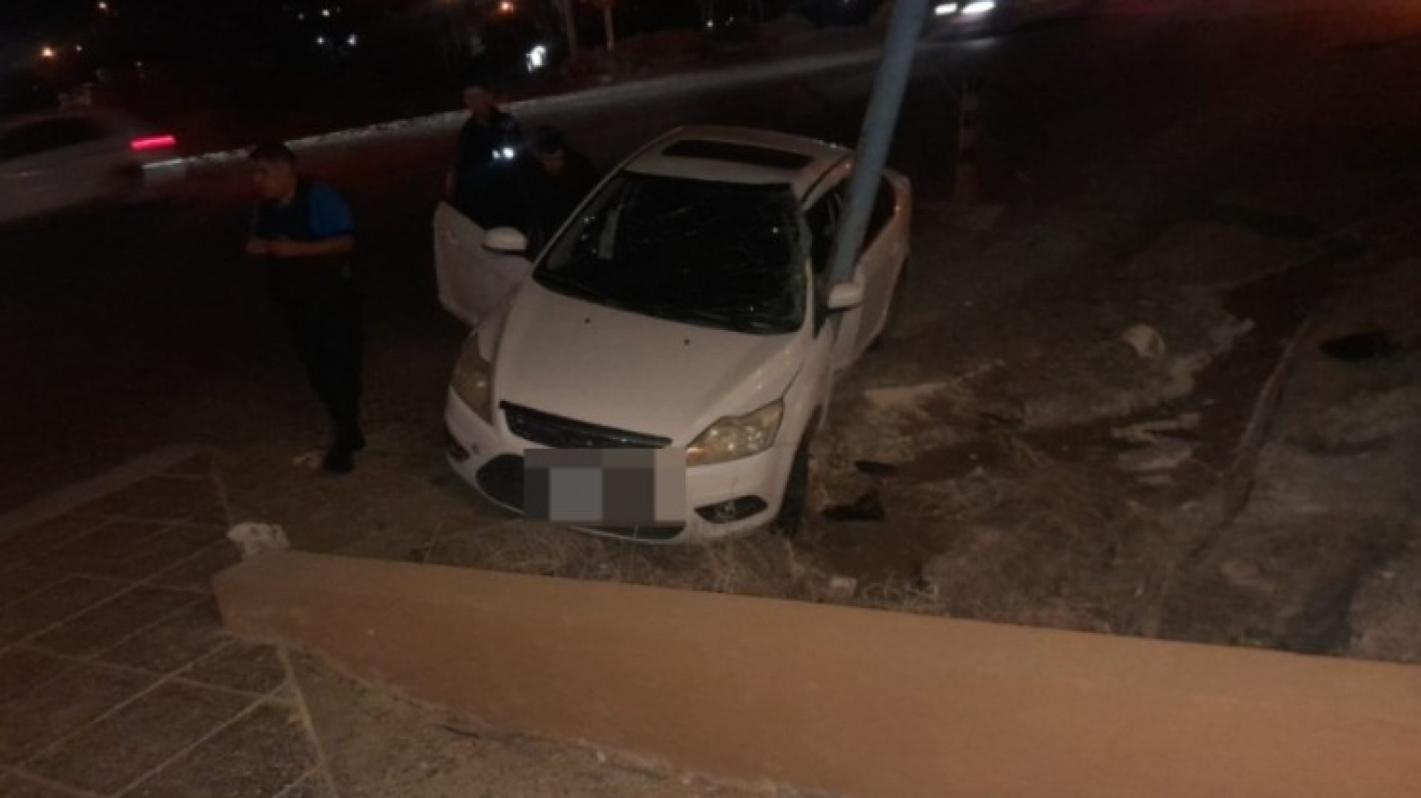 Perdió el control y chocó contra un poste de luz