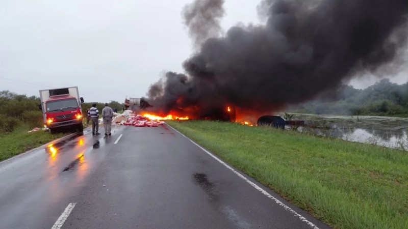 Fatal choque frontal e incendio en la Ruta 4: un camionero murió atrapado en las llamas