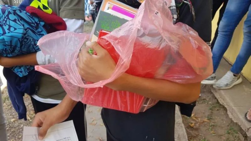 Entre mochilas revisadas, bolsas transparentes y mensajes en baños: cómo impacta el "reto viral" en las escuelas de Chubut