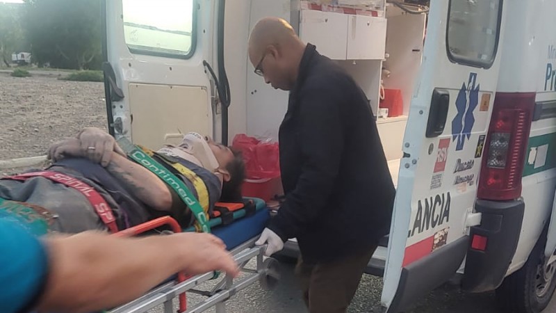 Un hombre cayó de un techo mientras trabajaba y fue trasladado de urgencia al hospital
