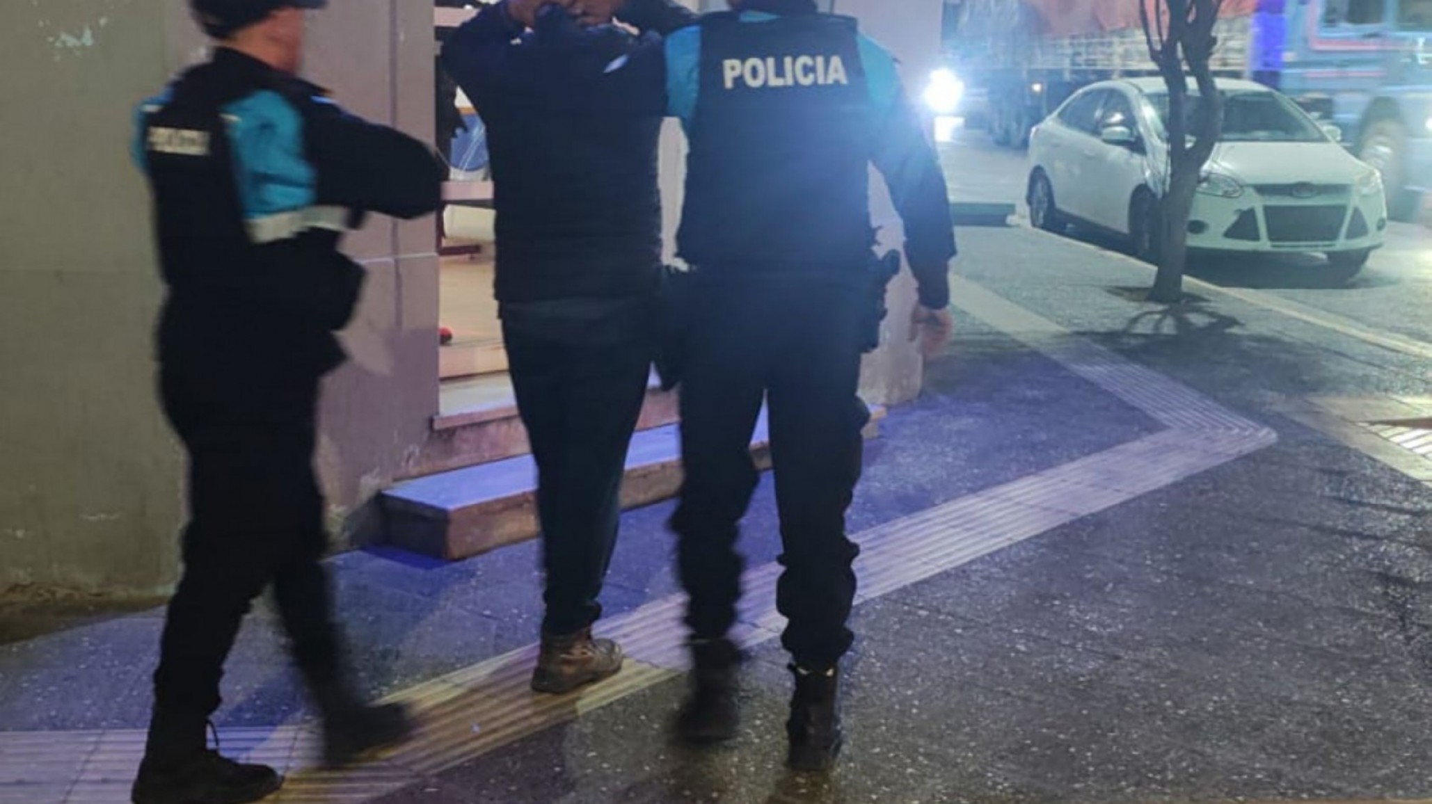 Comodoro: detienen a dos hombres por robar yogurt del supermercado tras trepar un portón de 3 metros