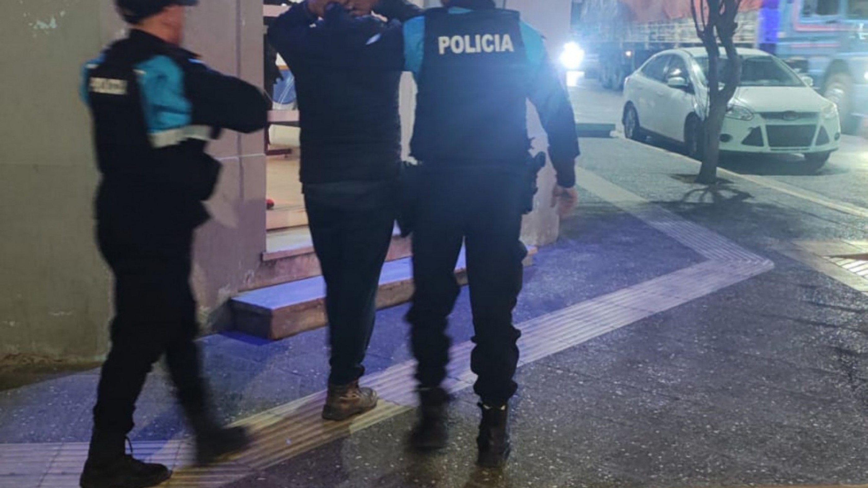 Comodoro: detienen a dos hombres por robar yogurt del supermercado tras trepar un portón de 3 metros