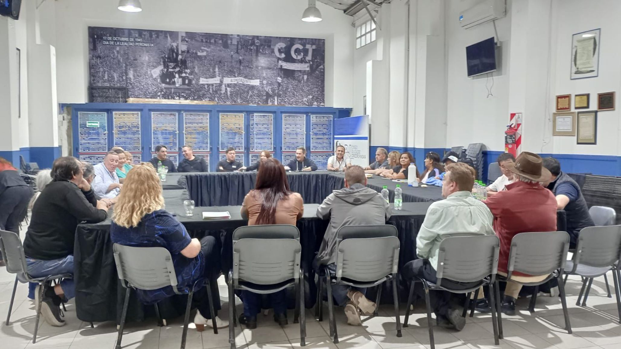 Reorganizaci髇 peronista: lanzan una Mesa de Acci髇 Pol韙ica abierta a trabajadores y j髒enes