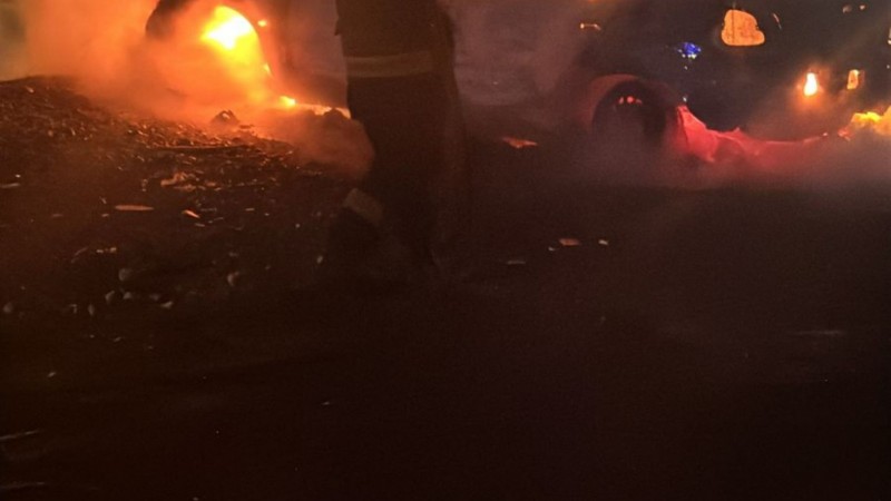 Incendio de un auto en Comodoro: investigan las causas y analizan cámaras de seguridad